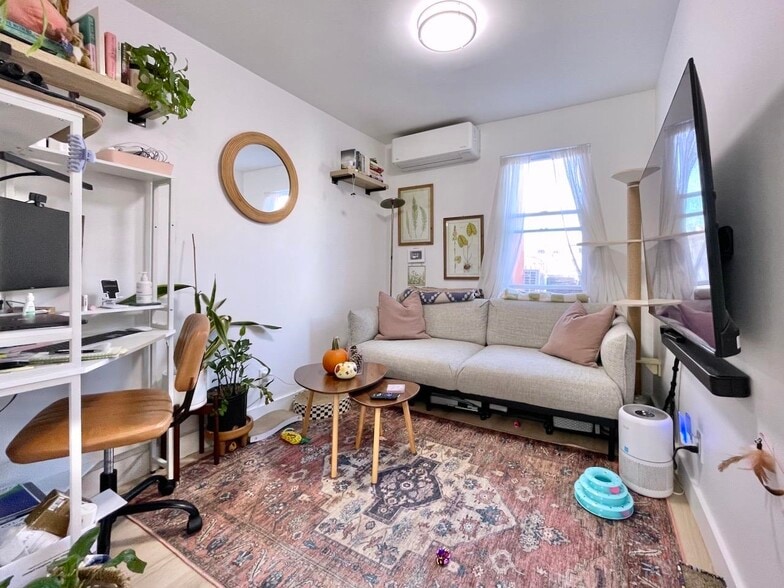 Building Photo - 379 Monmouth St