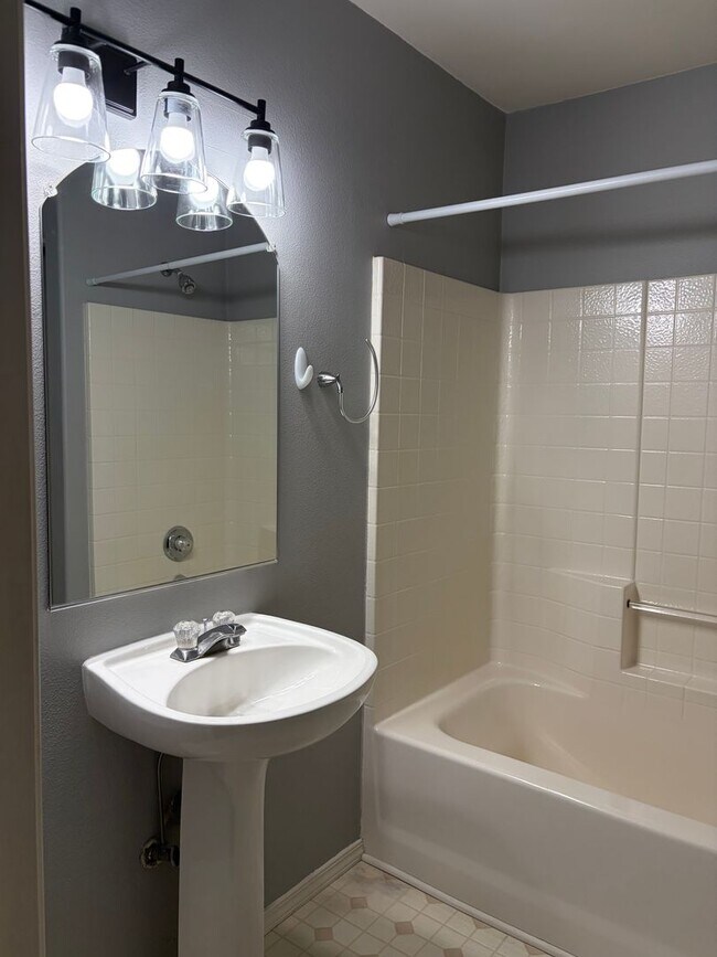 Building Photo - Beautiful Murrayhill Townhome with Dual Primary Suites & Private Backyard!