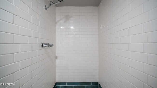 Building Photo - 717 E Palmaire Ave
