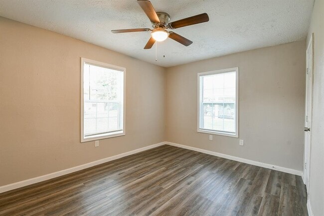 Building Photo - 319 Rustic Dr