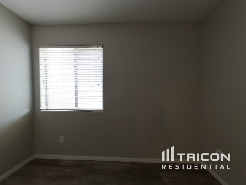 Building Photo - 44181 W Lindgren Dr
