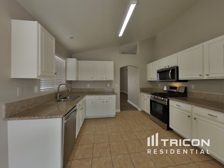 Building Photo - 2704 Purple Root Dr