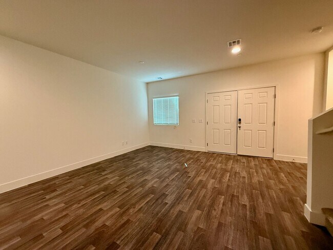 Building Photo - 3 BED 2.5 BATH 2 CAR GARAGE TOWNHOUSE w/ PRIVATE BACKYARD in GATED COMMUNITY.