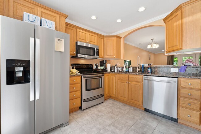 Building Photo - Sunlit Downing Creek townhome with private deck, open layout, and easy access to Duke, UNC, and RTP.