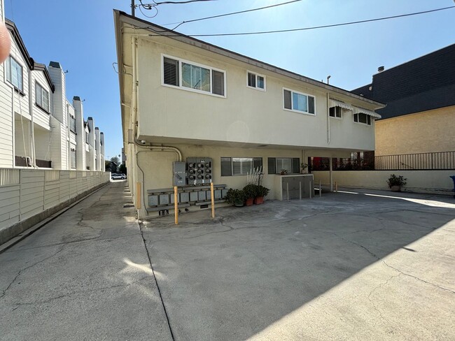 Building Photo - 2 Bedroom Sherman Oaks Condo for Rent!