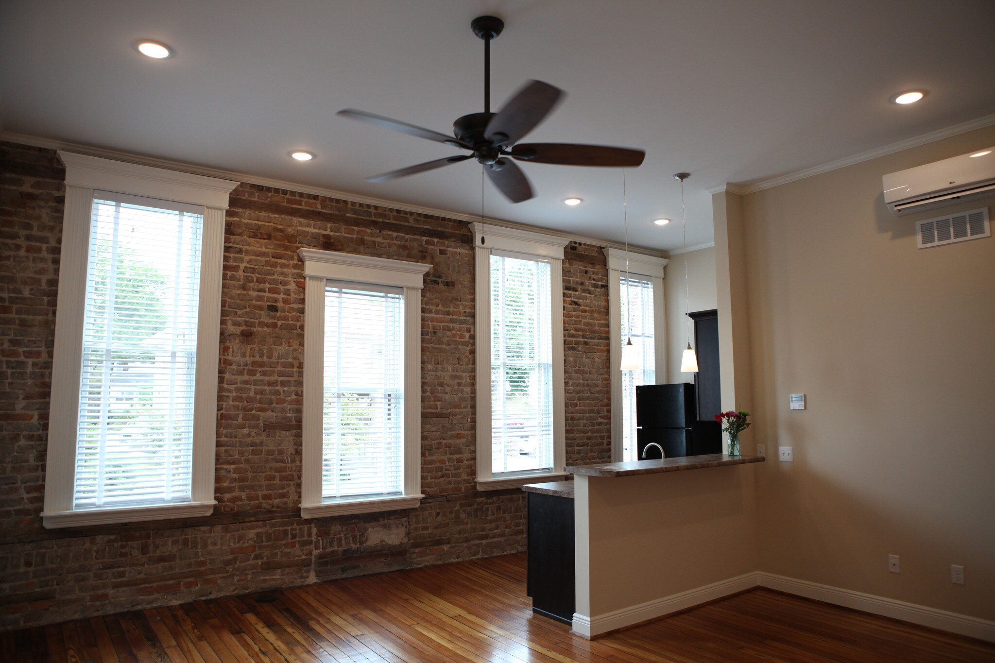 Huge Windows - 114 E University St