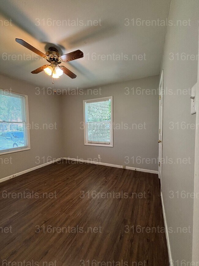 Building Photo - Two bed one bath duplex for rent NOW!