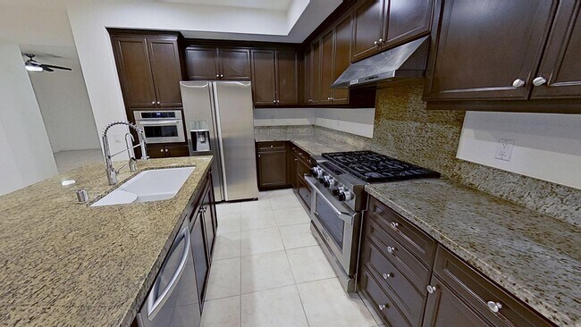 Building Photo - Gorgeous 3 Bedroom 2.5 Bath Townhome