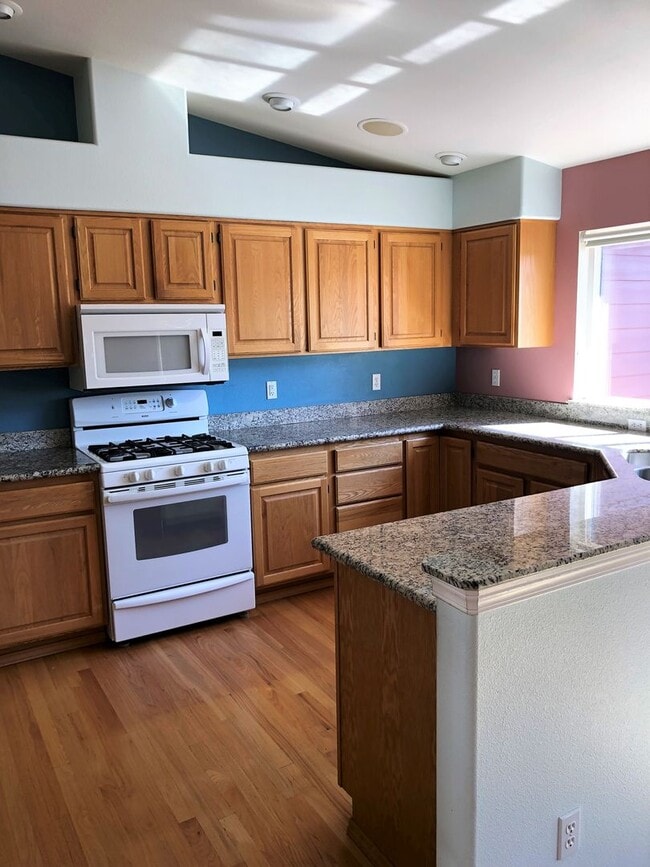 Building Photo - UNIQUE RAMBLER with views in Dockside at Kitsap Lake!