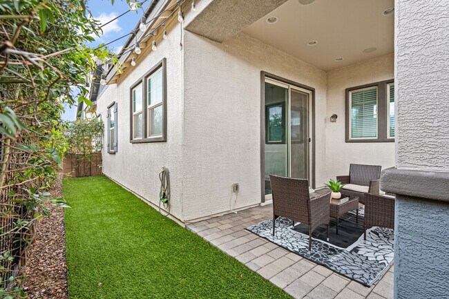 Building Photo - 1913 E Rosemary Dr