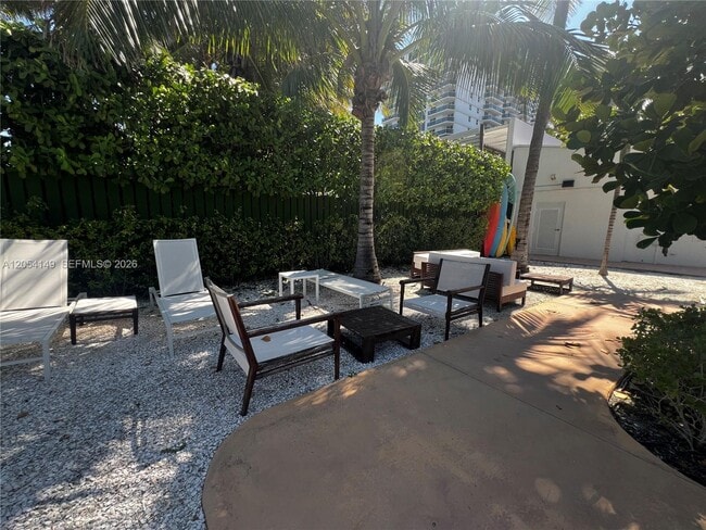 Building Photo - 2457 Collins Ave