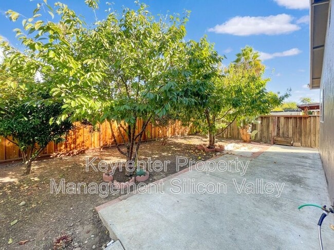 Building Photo - 1718 Vista Glen Dr