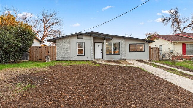 Building Photo - Charming Renovated Home with Huge Backyard!