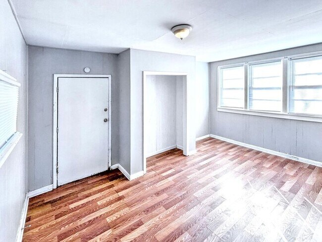 Building Photo - 1601 1st St S