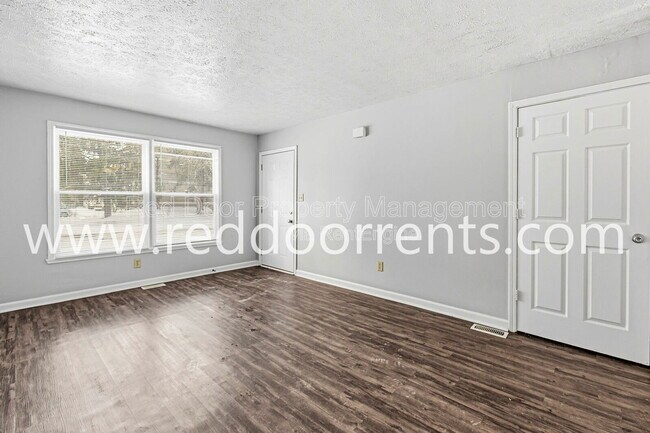 Building Photo - 231 Lark Dr