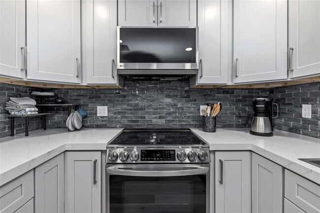 Building Photo - 2630 St Joseph Dr W