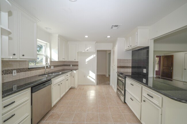 Building Photo - 5471 Loch Lomond Dr