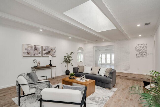 Building Photo - 4202 N Hills Dr