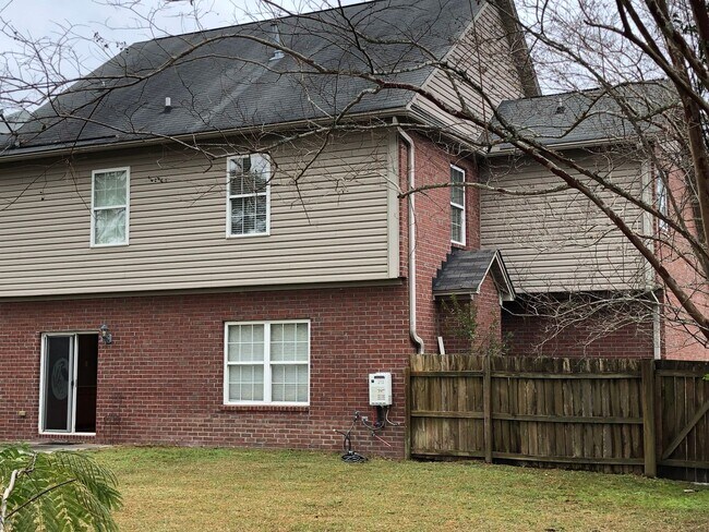 Building Photo - Pond-View Home with Spacious Yard