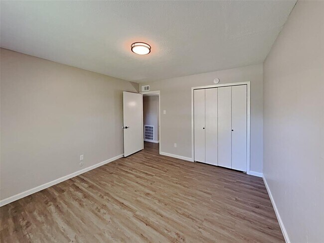 Building Photo - 519 Windsor Dr