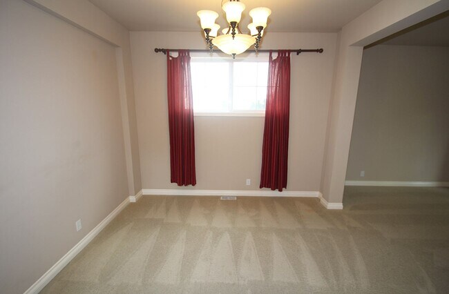 Building Photo - 4 BEDROOM REDMOND HOME FOR RENT WITH 2 CAR GARAGE!