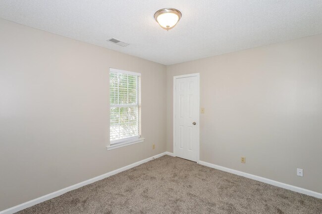 Building Photo - 1168 Red Fern Cir W