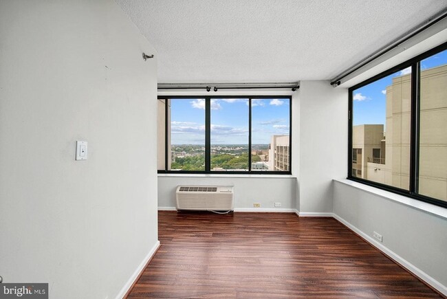 Building Photo - Beautifully renovated contemporary condo