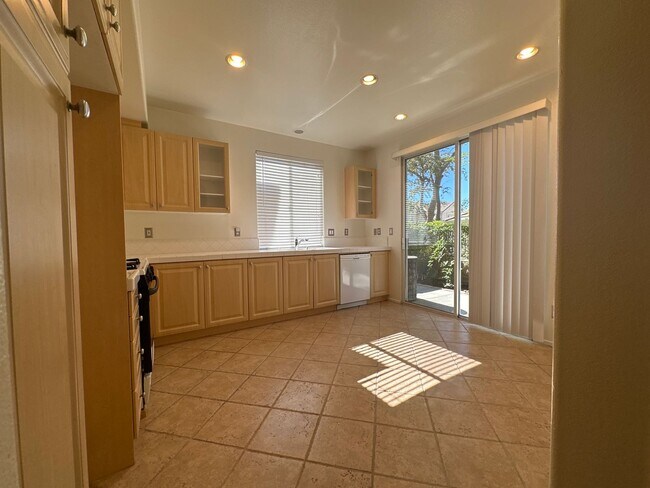 Building Photo - MAMA8