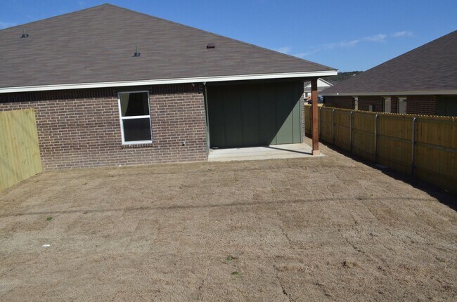 Building Photo - 1001 Cline Dr