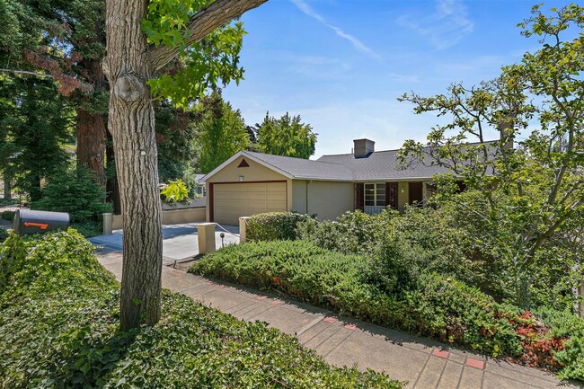 Building Photo - Large, Beautiful Upper Piedmont Home