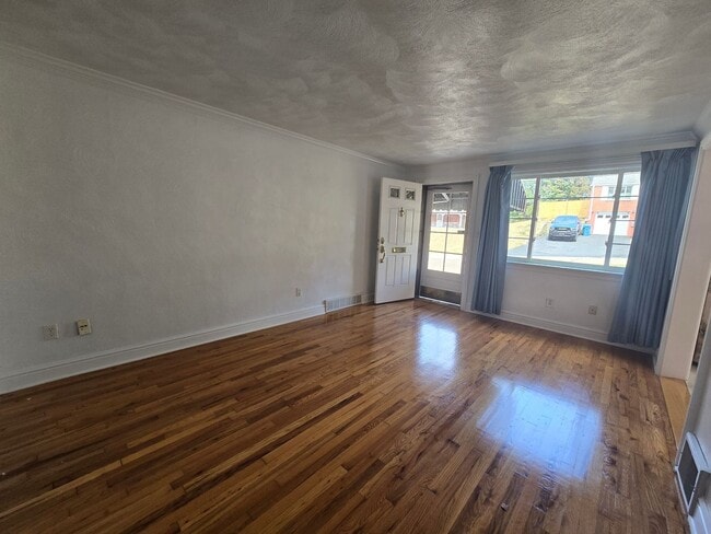 Building Photo - Beautifully Kept 2 Bedroom Home in Penn Hi...