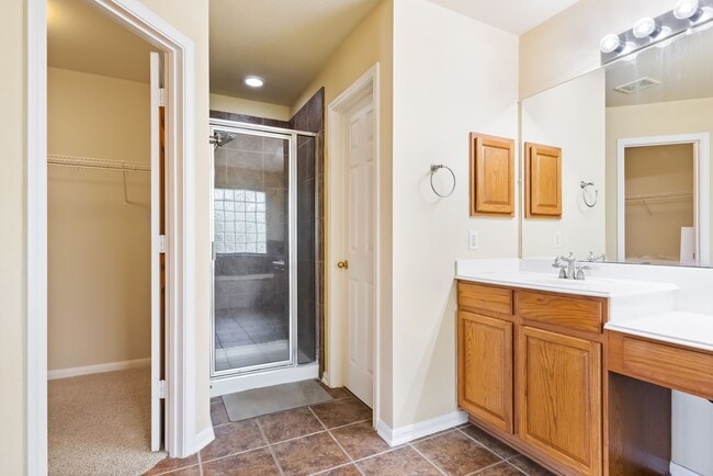 Building Photo - 4 bedroom / 2 bathroom