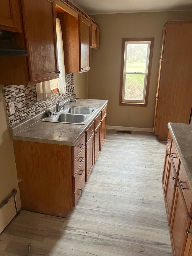 Building Photo - 604 E Oak St