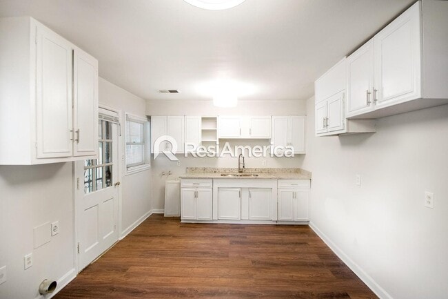 Building Photo - Newly Renovated 3/1 In 38111