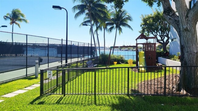 Building Photo - 1000 Venetian Way