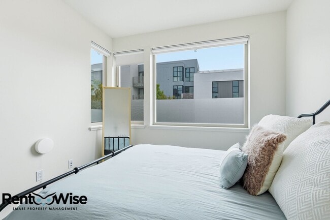 Building Photo - 594 Hudson Ave