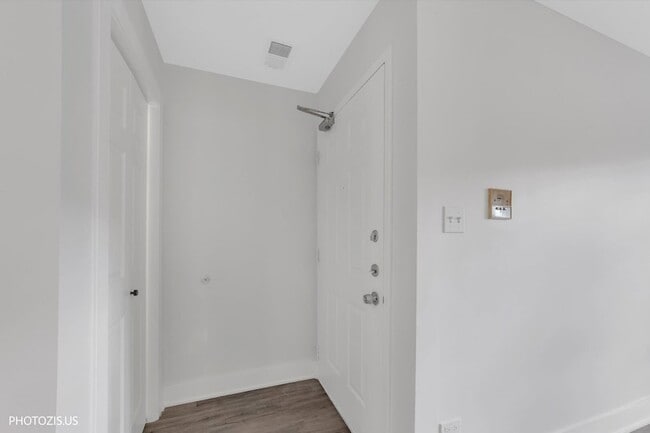 Building Photo - 1955 N Hicks Rd