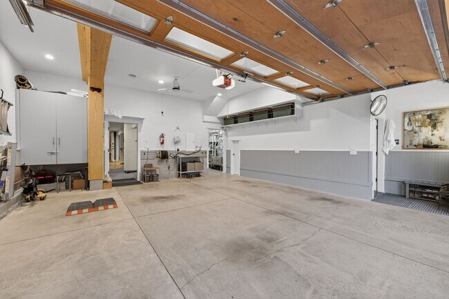 Building Photo - Stunning Mountain Home