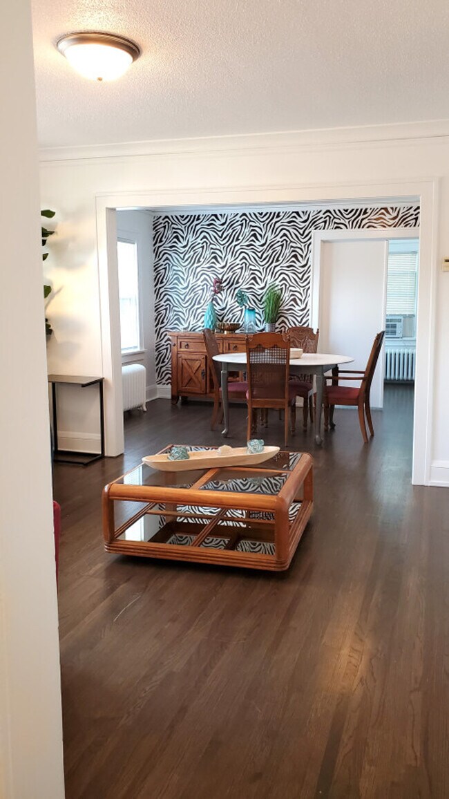 Building Photo - 1916 N Oliver Ave