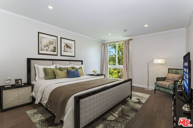 Building Photo - 906 N Doheny Dr