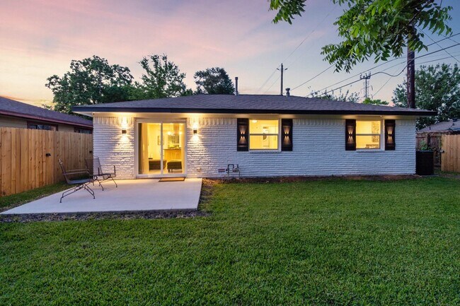 Building Photo - 3138 Sunbeam St