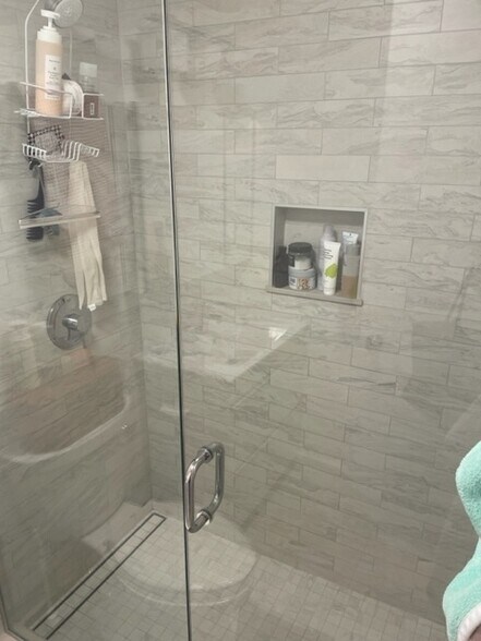 Building Photo - 2650 N Lakeview Ave