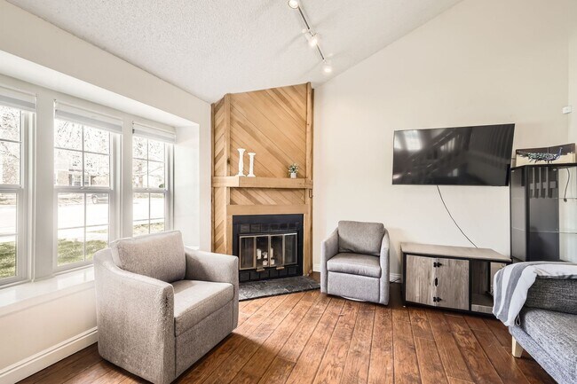 Building Photo - Evolve Real Estate: Spacious 3 Bed 3 bath ...