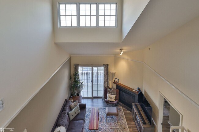 Building Photo - Bright, spacious 2-bedroom / 2-bath condo available now!