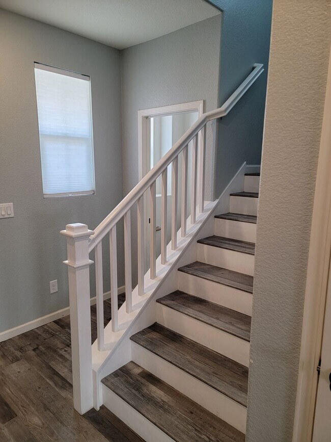 Building Photo - Beautiful 3 Bedroom 2.5 bath Home