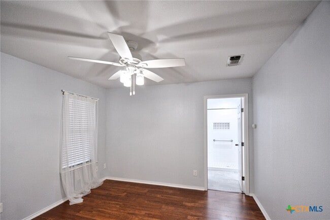 Building Photo - 1215 Clearwater Dr