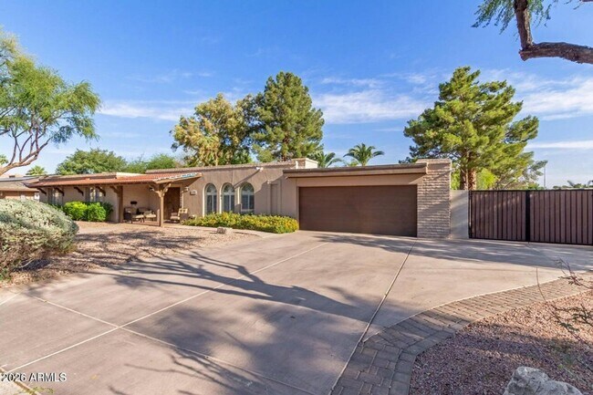 Building Photo - 481 W Half Moon Way