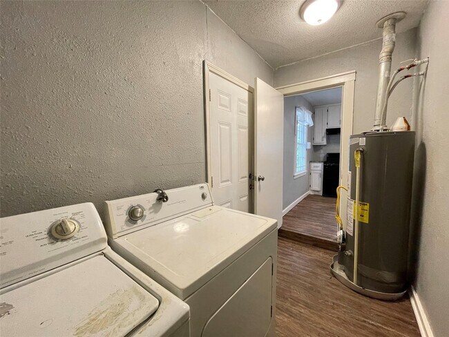Building Photo - 5213 Anzio Rd