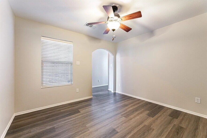 Building Photo - 9829 Fleetwood Dr