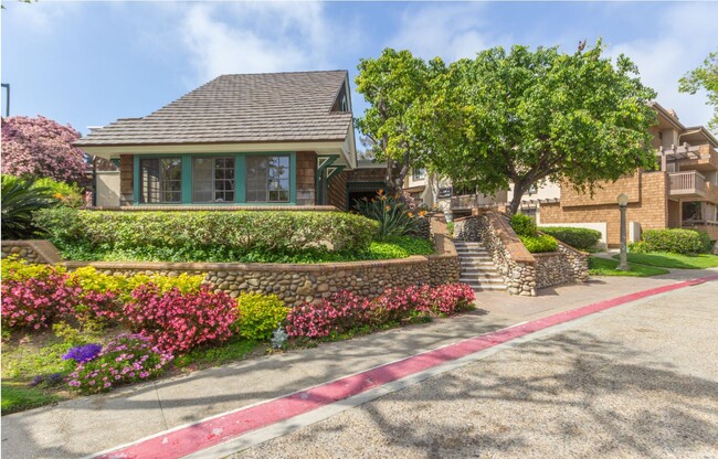 Clubhouse Exterior - 8880 Villa La Jolla Dr